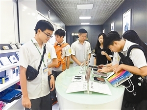 200多台湾学子华强北体验创客市场 两岸科技交流的新纽带